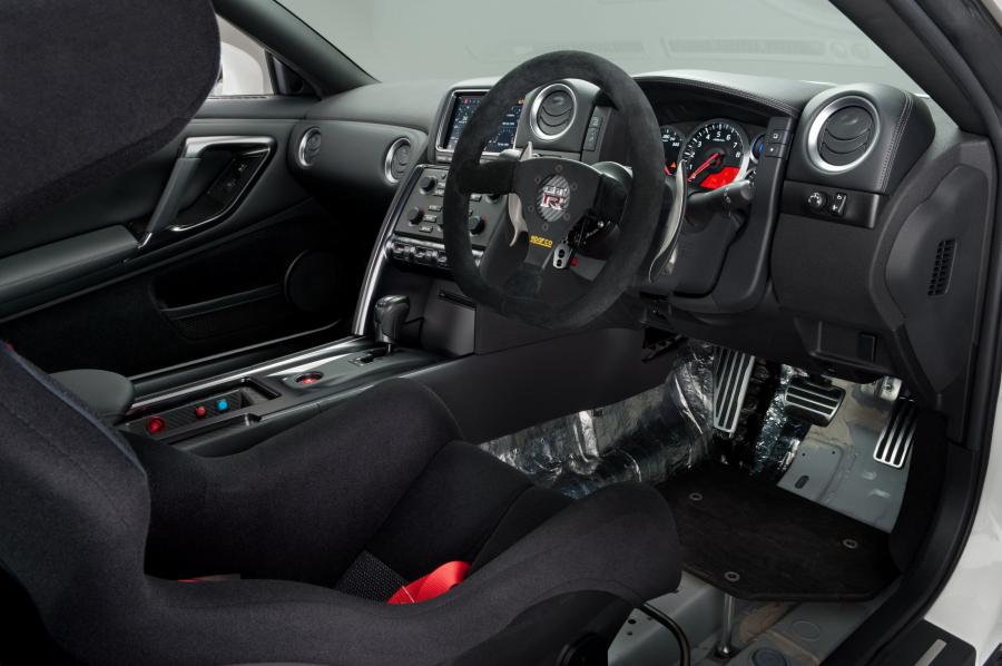  Nissan GT-R 2011 года  (фото 2 из 87)